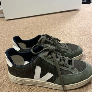 Women’s Veja Sneaker sz 8